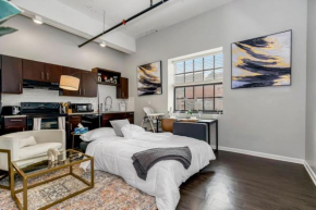 Chic 1BR Near MKC Airport Pet Friendly with Gym